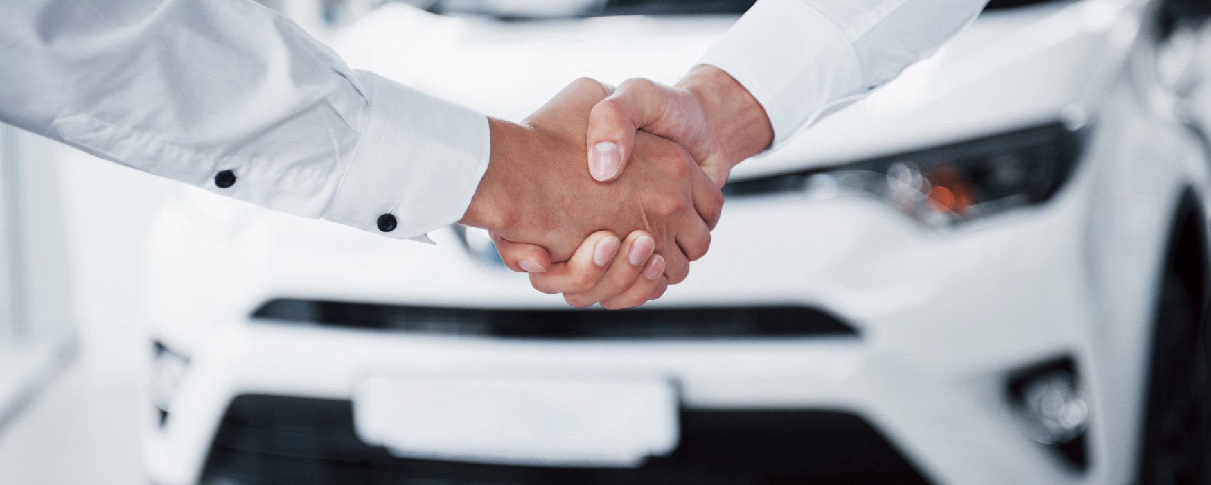 close-up-sales-manager-black-suit-selling-car-customer (2)